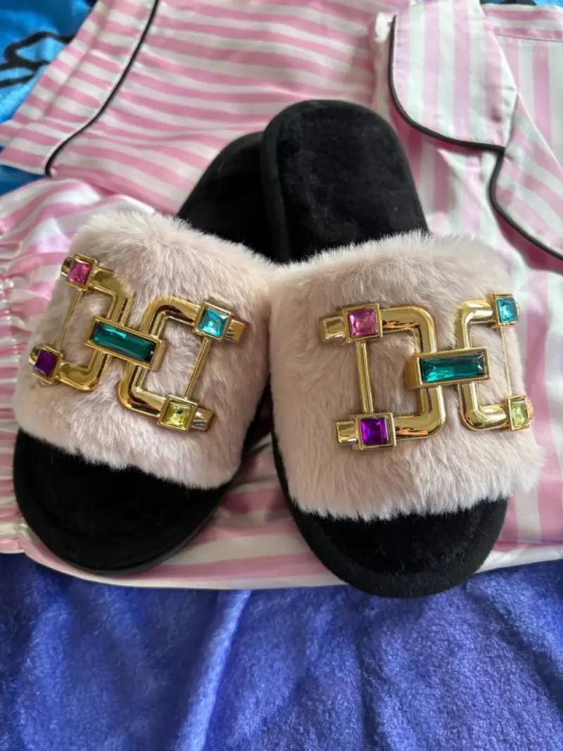 Sandalias de peluche con adornos - 1