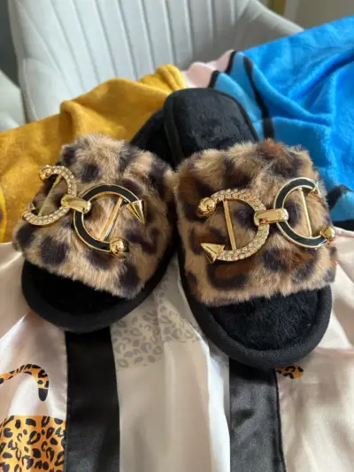 Sandalias de peluche con adornos - miniatura 2