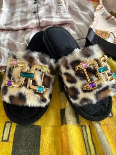 Sandalias de peluche con adornos - miniatura 3