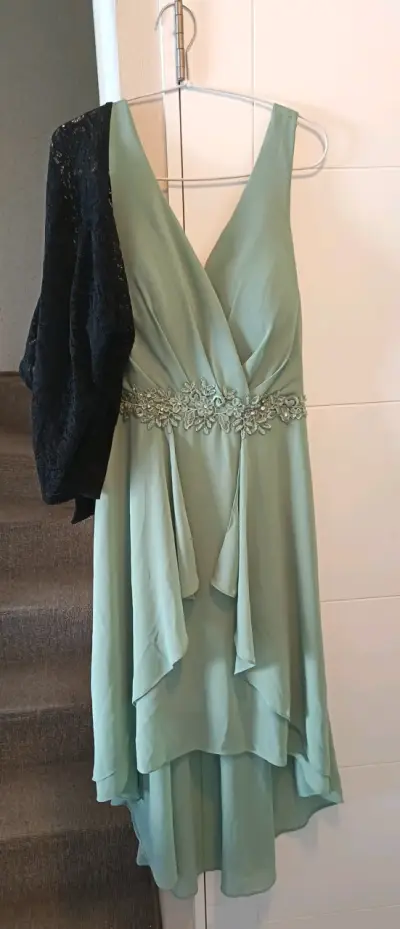 Vestido verde elegante con encaje - miniatura 1
