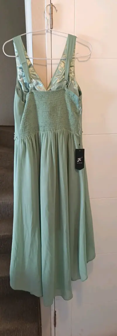Vestido verde elegante con encaje - miniatura 2