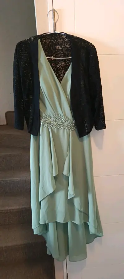 Vestido verde elegante con encaje - miniatura 3