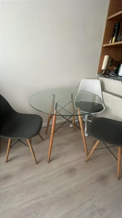 Mesa redonda de vidrio con sillas - miniatura 1