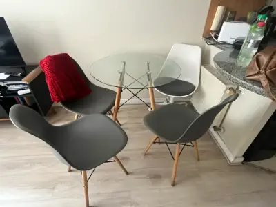 Mesa redonda de vidrio con sillas - miniatura 5