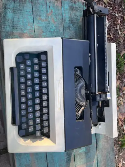 Máquina de escribir Olivetti Lettera 31 - miniatura 5