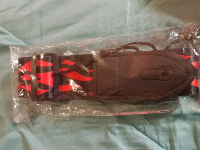 Correa para guitarra con diseño de fuego