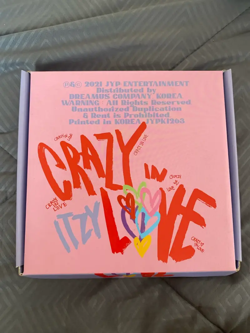 Álbum 'Crazy in Love' de ITZY - 1