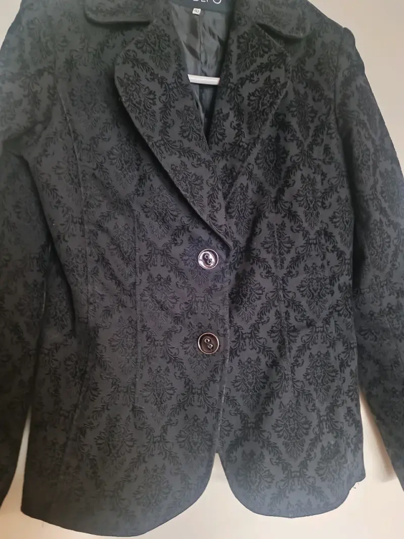 Blazer negro con diseño floral - 2