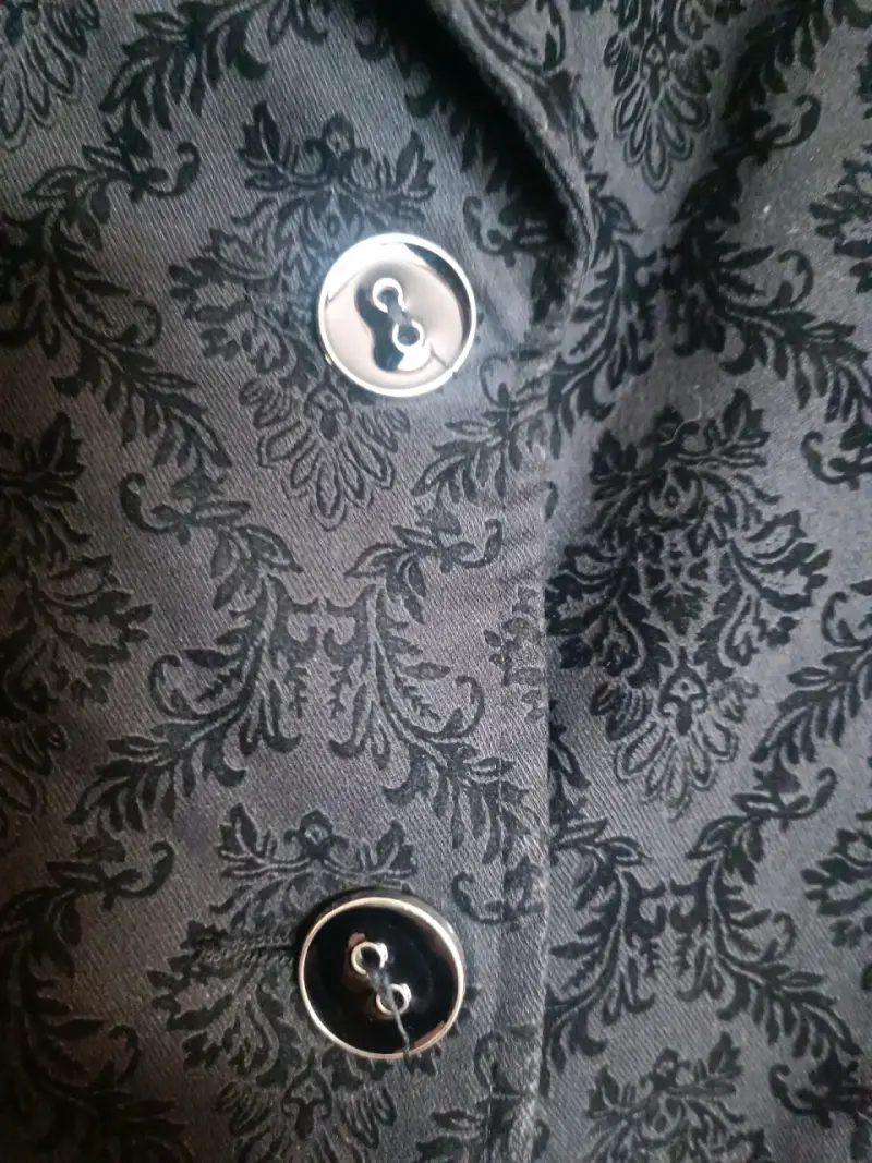 Blazer negro con diseño floral - 3