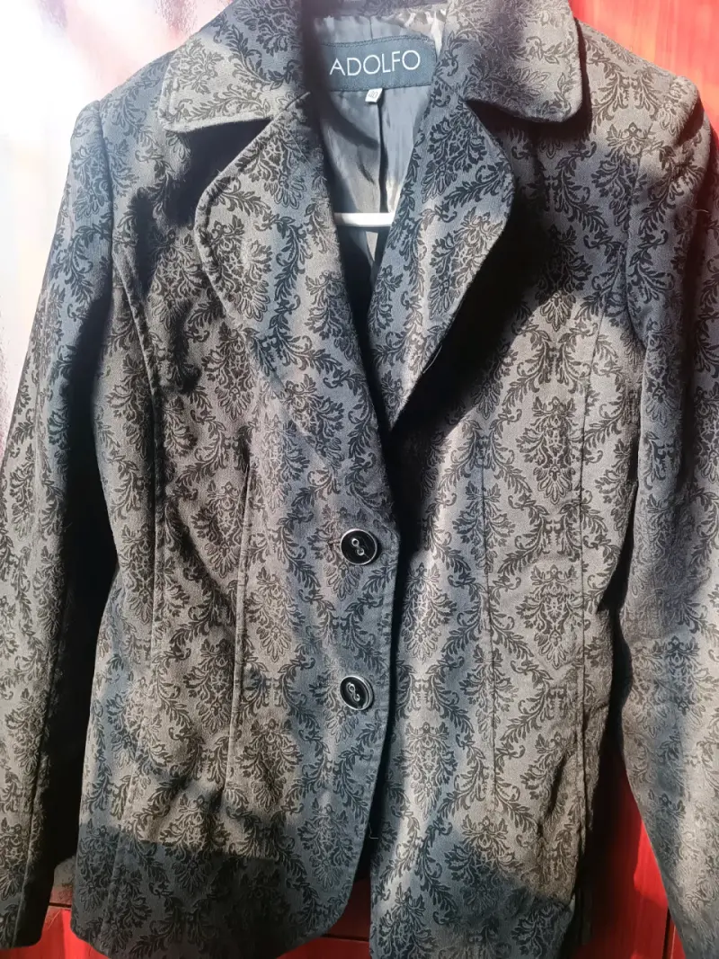 Blazer negro con diseño floral - 4