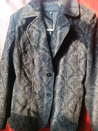 Blazer negro con diseño floral - miniatura 4