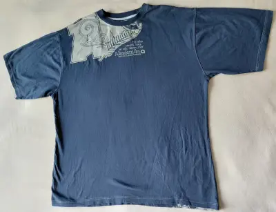 Polera azul Akademiks con diseño XXL - miniatura 1