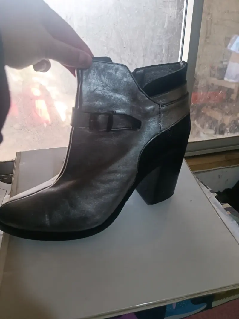 Botines metálicos con hebilla - 2