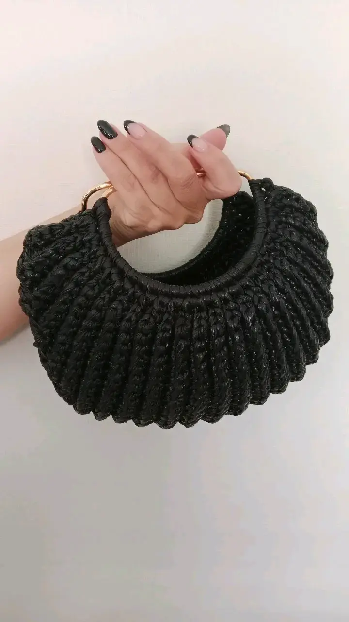 Cartera tejida negra