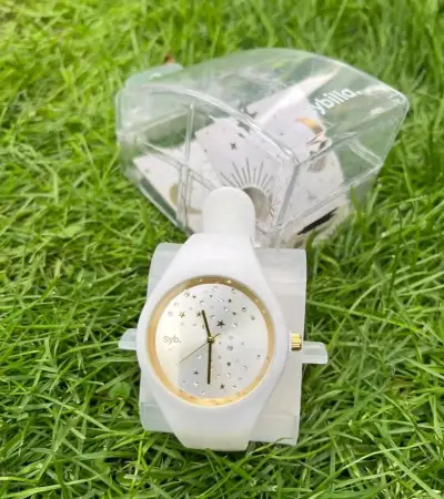 Reloj blanco con detalles dorados - miniatura 1