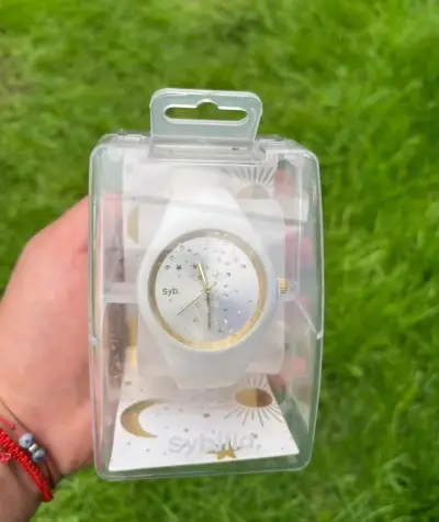 Reloj blanco con detalles dorados - miniatura 2