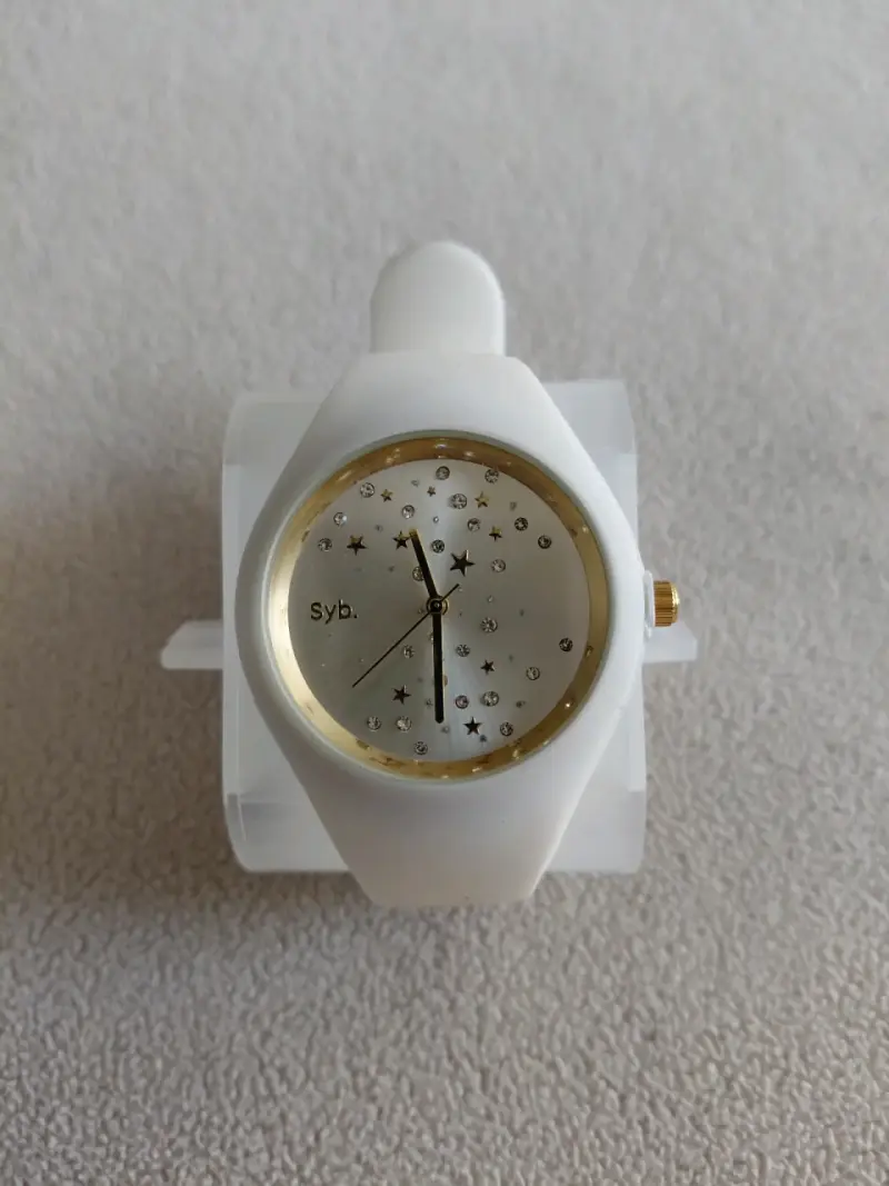 Reloj blanco con detalles dorados - 3