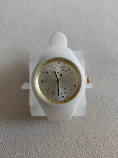 Reloj blanco con detalles dorados - miniatura 3