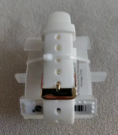 Reloj blanco con detalles dorados - miniatura 4