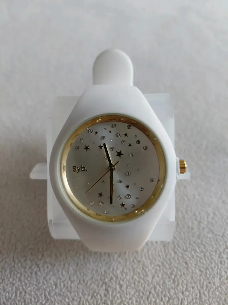 Reloj blanco con detalles dorados - 5
