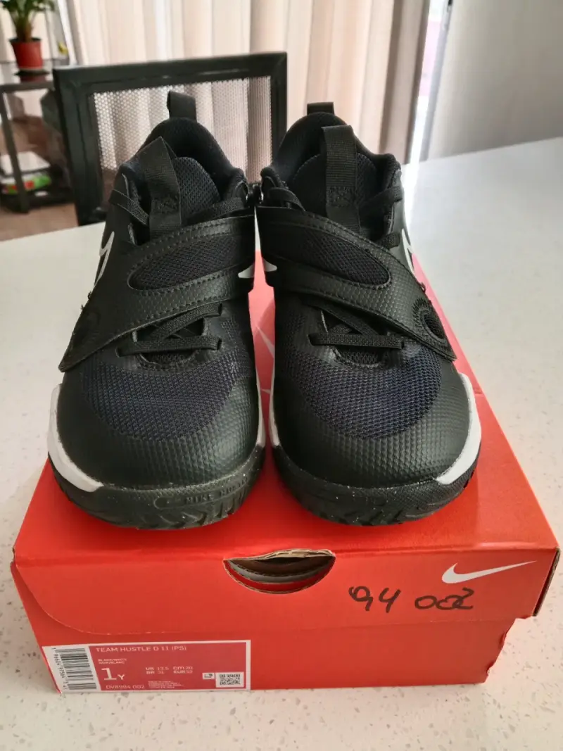 Zapatillas negras Nike Team Hustle - 1
