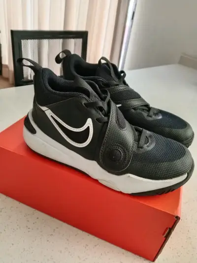 Zapatillas negras Nike Team Hustle - miniatura 2