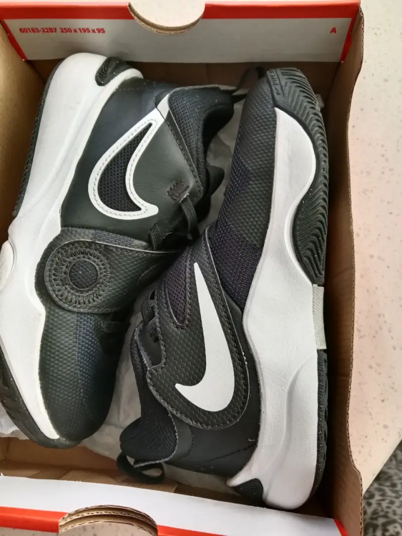 Zapatillas negras Nike Team Hustle - 3
