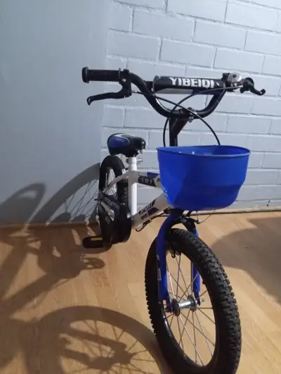 Bicicleta infantil blanca y azul - miniatura 3