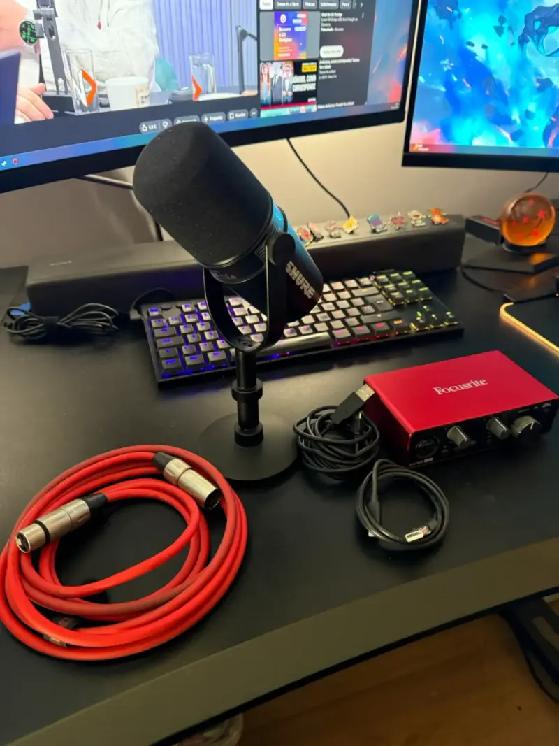 Micrófono Shure MV7 + Interfaz Focusrite Scarlett - 1