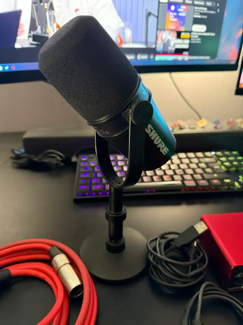 Micrófono Shure MV7 + Interfaz Focusrite Scarlett - 2