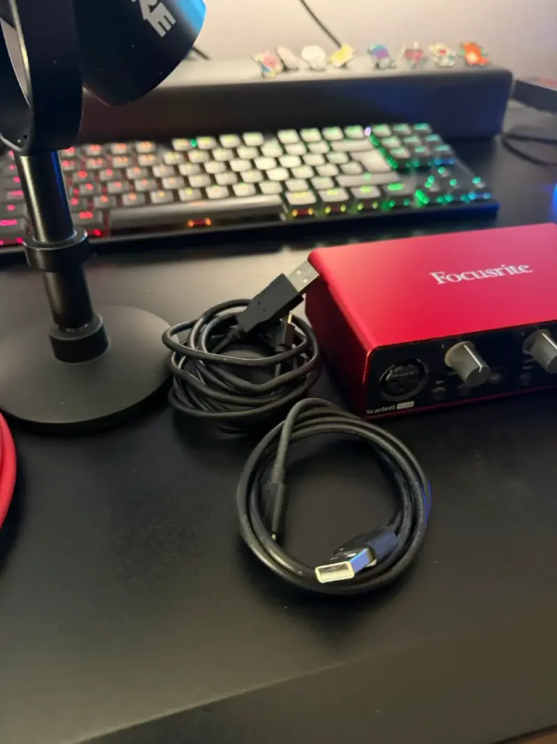 Micrófono Shure MV7 + Interfaz Focusrite Scarlett - 4