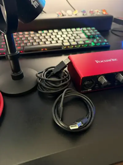 Micrófono Shure MV7 + Interfaz Focusrite Scarlett - miniatura 4