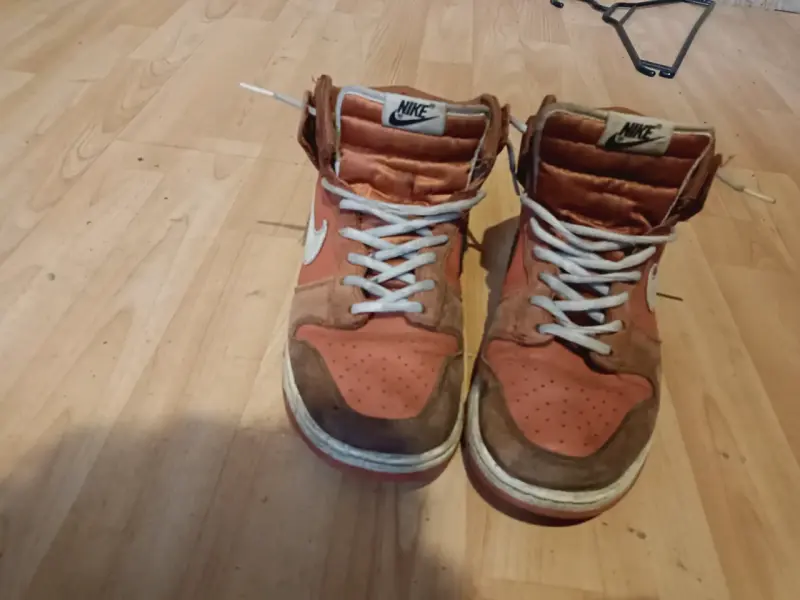 Zapatilla alta naranja usada - 2
