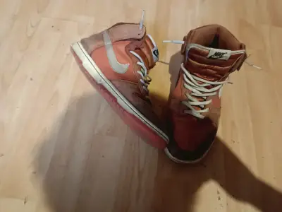 Zapatilla alta naranja usada - miniatura 3