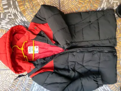 Chaqueta negra con capucha roja - miniatura 1