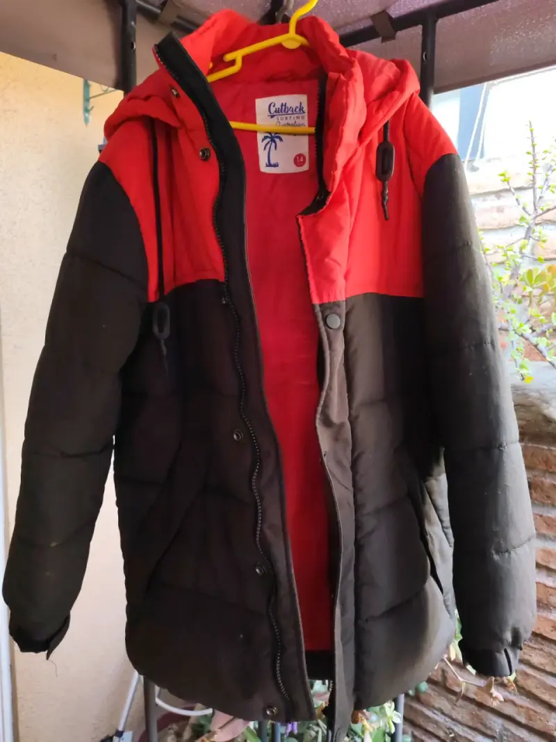 Chaqueta negra con capucha roja - 2