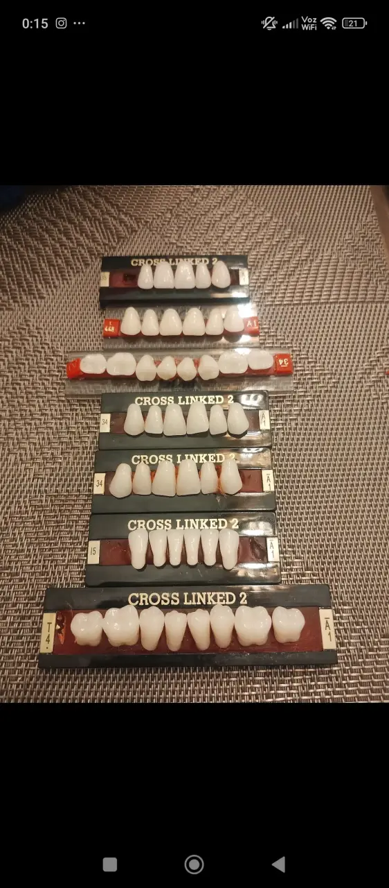 Dientes postizos en display