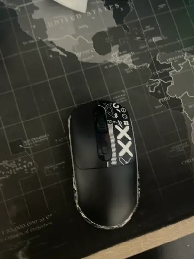 Mouse inalámbrico gamer negro y airpods originales - miniatura 1