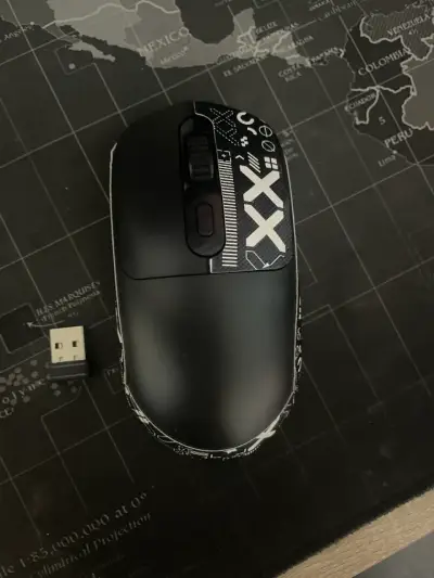 Mouse inalámbrico gamer negro y airpods originales - miniatura 4