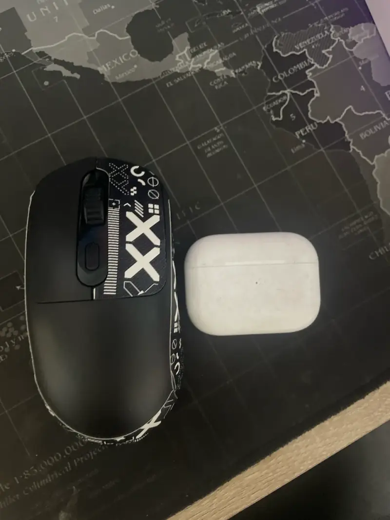 Mouse inalámbrico gamer negro y airpods originales - 5