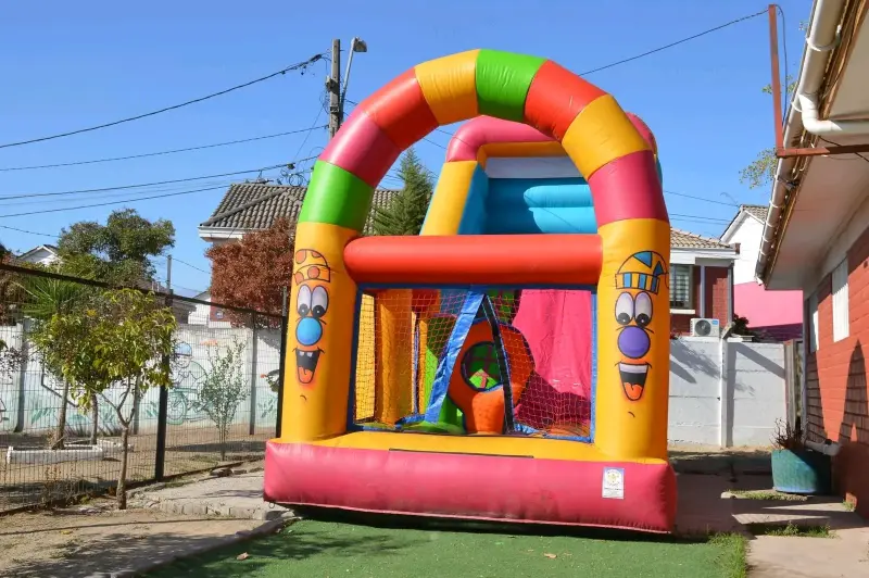 Castillo inflable colorido