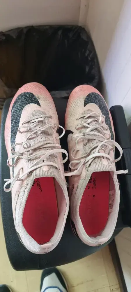 Zapatillas deportivas futbol  rosadas y negras