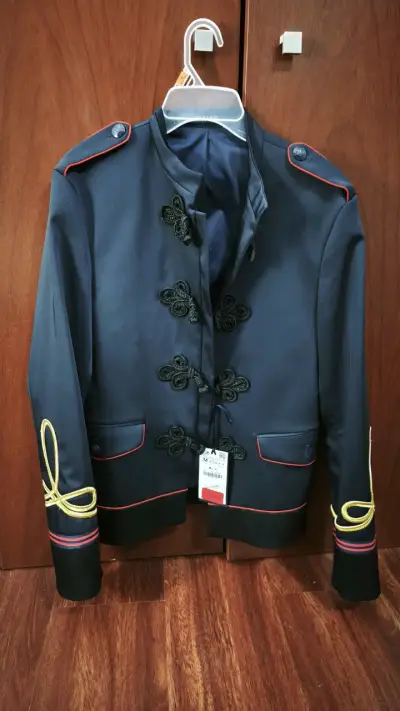 Chaqueta azul estilo militar marca ZARA - miniatura 1