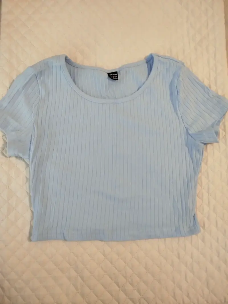 Polera celeste corta