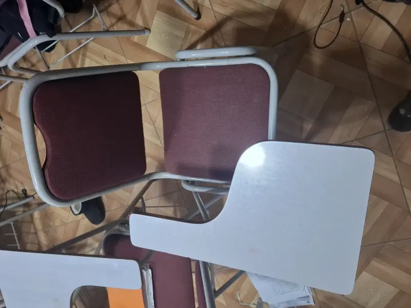 Silla con mesa adjunta