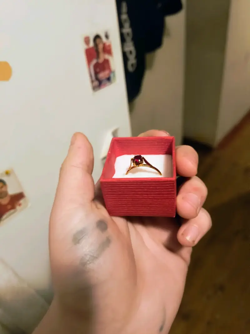 Anillo de oro con piedra roja - 1
