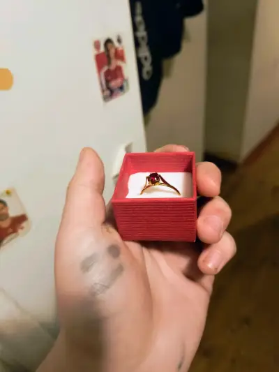 Anillo de oro con piedra roja - miniatura 1