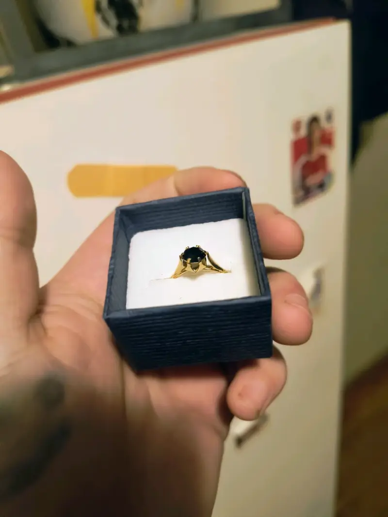 Anillo de oro con piedra roja - 2