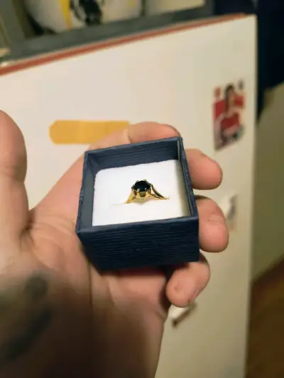 Anillo de oro con piedra roja - miniatura 2