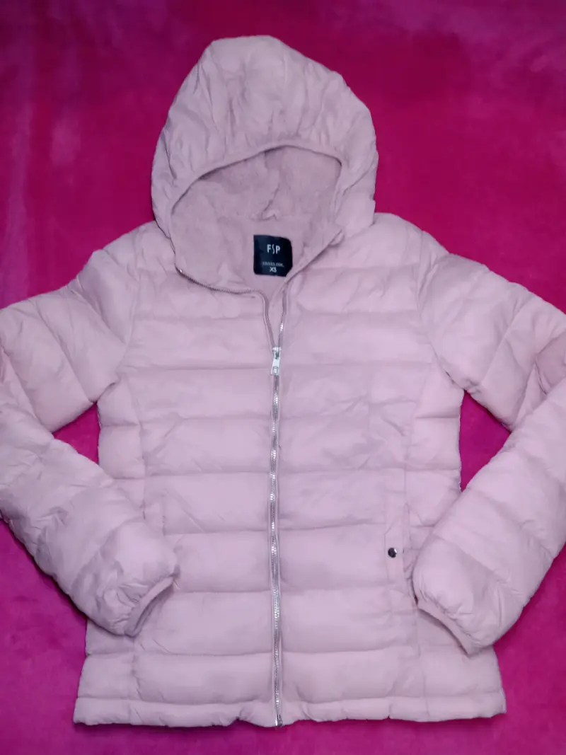 Chaqueta rosada con capucha - 1